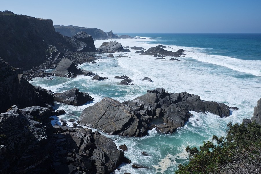 As falésias rochosas dão a sensação constante de mar agitado
